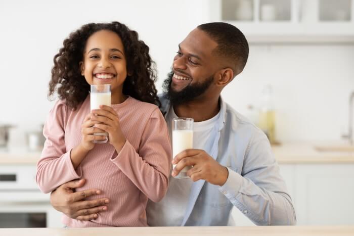 Pai e filha tomando leite sem lactose